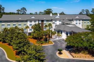 Una vista aérea de un edificio con estacionamiento. en Hilton Garden Inn Hilton Head, en Hilton Head Island