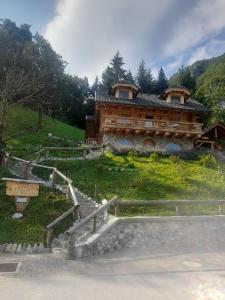 - un bâtiment sur une colline avec des escaliers devant dans l'établissement Natur apartma Rudi, à Begunje na Gorenjskem