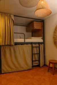 um pequeno quarto com um beliche e um candeeiro em Trip Monkey Zona G em Bogotá