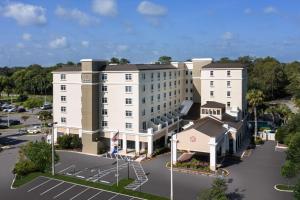 eine Luftansicht eines Hotels mit Parkplatz in der Unterkunft Hilton Garden Inn Jacksonville/Ponte Vedra in Ponte Vedra Beach