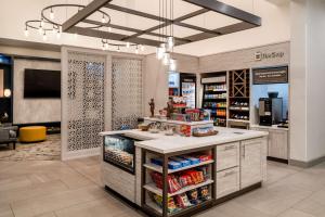 O bucătărie sau chicinetă la Hilton Garden Inn Jacksonville Ponte Vedra Sawgrass