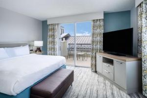 um quarto com uma cama e uma televisão de ecrã plano em Hilton Garden Inn Jacksonville/Ponte Vedra em Ponte Vedra Beach