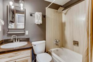 ein kleines Bad mit WC und Waschbecken in der Unterkunft Completely Remodeled First Floor Unit, Adorably Decorated For A Cozy Stay! PM1C in Breckenridge