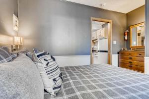 ein kleines Schlafzimmer mit einem Bett und einer Küche in der Unterkunft Completely Remodeled First Floor Unit, Adorably Decorated For A Cozy Stay! PM1C in Breckenridge