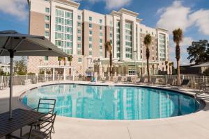 Hampton Inn & Suites Tampa Airport Avion Park Westshore في تامبا: مسبح كبير امام الفندق