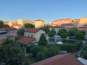 - Vistas a una ciudad con casas y árboles en Azzurra, en Menton