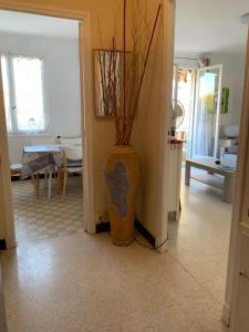 una sala de estar con un jarrón en el suelo en Azzurra, en Menton