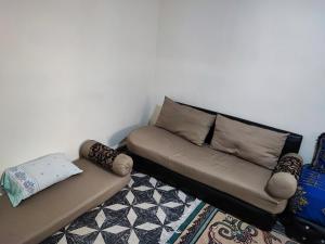 - un canapé dans un coin de pièce dans l'établissement Dardiyafa, à Azrou