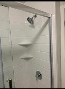 ducha con puerta de cristal y ducha en Beautiful Unit in Heart of Downtown Toronto en Toronto