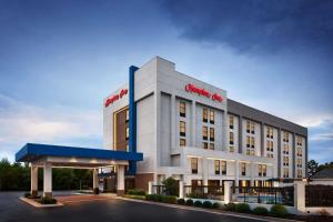 un rendimiento de un edificio de hotel con una gasolinera en Hampton Inn Concord/Kannapolis, en Kannapolis