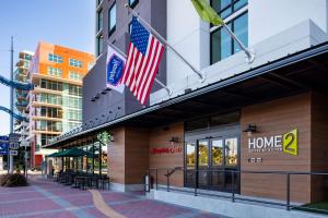 dos banderas americanas colgando en un lado de un edificio en Home2 Suites By Hilton Tampa Downtown Channel District, en Tampa