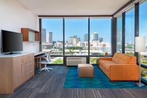 坦帕的住宿－Home2 Suites By Hilton Tampa Downtown Channel District，享有城市天际线景致的办公室