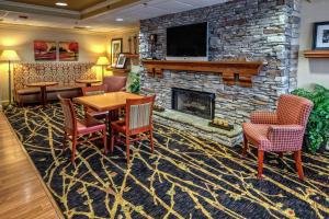 A seating area at Hampton Inn Charlotte/Matthews