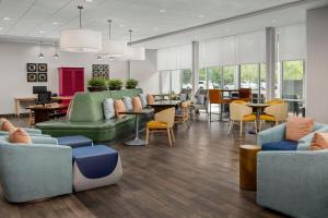 een lobby met banken, tafels en stoelen bij Home2 Suites By Hilton Summerville in Summerville