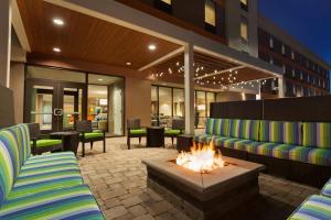 Posezení v ubytování Home2 Suites by Hilton Champaign/Urbana