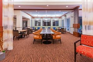 une grande salle de conférence avec des tables et des chaises dans l'établissement Hilton Garden Inn Corpus Christi, à Corpus Christi 20 autres photos