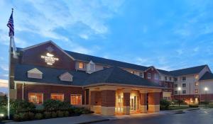 un hotel con bandera frente a un edificio en Homewood Suites by Hilton Cincinnati-Milford, en Milford