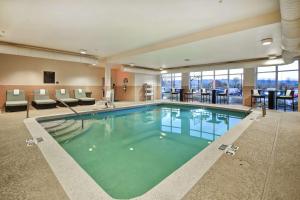 ein großer Pool in einem Hotelzimmer in der Unterkunft Homewood Suites by Hilton Cincinnati-Milford in Milford