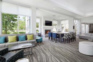 a living room with a couch and a table at Hilton Garden Inn Cincinnati Northeast in Loveland