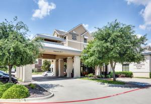 un edificio con árboles delante en Homewood Suites by Hilton Dallas/Allen, en Allen