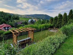 布科维茨Bieszczady Kwatery u Pączka的草木结构花园