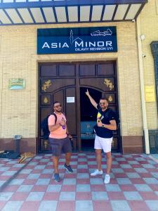 dos hombres parados frente a un edificio en Asia Minor en Samarcanda