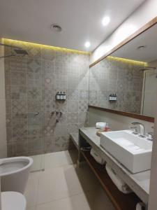 a bathroom with a sink and a shower and a toilet at La Campiña Club Hotel & Spa in Santa Rosa