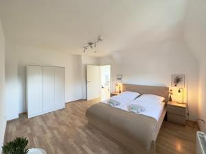 ein Schlafzimmer mit einem großen Bett und zwei Lampen in der Unterkunft Möbliert-nahe Bochumer Ruhrstadion-WLAN-Netflix-Loggia in Bochum