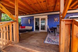 un portico di una casa con parete blu di 2 bedroom, each with private bathroom minimum 31 days plus booking a Chattanooga