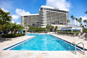 una piscina frente a un hotel en Hilton Miami Airport Blue Lagoon, en Miami