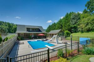 uma casa com uma piscina e uma cerca em Hayesville Vacation Rental with Private Pool! em Hayesville