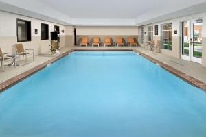 堪薩斯城的住宿－Homewood Suites By Hilton Kansas City Speedway，在酒店房间的一个大型游泳池