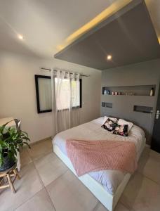ein Schlafzimmer mit einem großen Bett in einem Zimmer in der Unterkunft Villa dans les hauteurs de Marseille in Marseille
