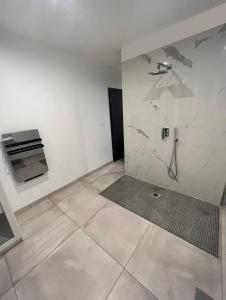 ein leeres Zimmer mit einer Wand mit einer Dusche in der Unterkunft Villa dans les hauteurs de Marseille in Marseille