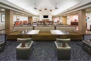 TV a/nebo společenská místnost v ubytování Homewood Suites by Hilton Phoenix-Avondale