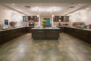 Kuchyň nebo kuchyňský kout v ubytování Homewood Suites by Hilton Phoenix-Avondale