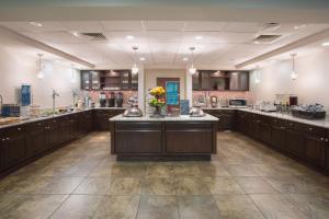 una gran cocina con una isla central con flores. en Homewood Suites by Hilton Phoenix-Avondale, en Avondale