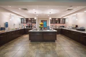 Kuchyň nebo kuchyňský kout v ubytování Homewood Suites by Hilton Phoenix-Avondale