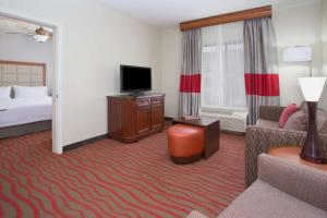 TV a/nebo společenská místnost v ubytování Homewood Suites by Hilton Phoenix-Avondale