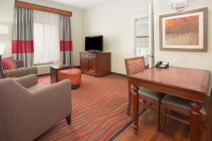 TV a/nebo společenská místnost v ubytování Homewood Suites by Hilton Phoenix-Avondale