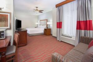 TV a/nebo společenská místnost v ubytování Homewood Suites by Hilton Phoenix-Avondale