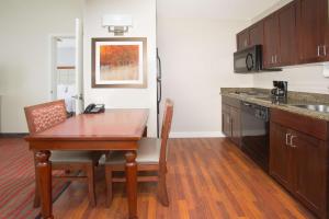 Kuchyň nebo kuchyňský kout v ubytování Homewood Suites by Hilton Phoenix-Avondale