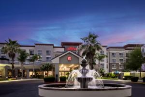 una fuente de agua frente a un hotel en Hilton Garden Inn Phoenix/Avondale, en Avondale