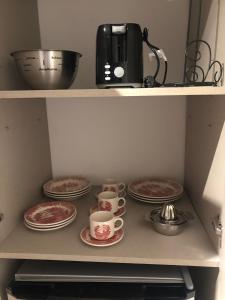 estante con platos y tazas y cafetera en Complejo premium en San Telmo, seguridad 24hs, SPA, Gym, parrrilla, coworking, rooftop, en Buenos Aires 20 fotos más