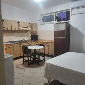 eine kleine Küche mit einem Tisch und Stühlen in einem Zimmer in der Unterkunft La Pace Case vacanza in Campora San Giovanni