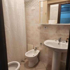 ein Bad mit einem Waschbecken und einem WC in der Unterkunft La Pace Case vacanza in Campora San Giovanni