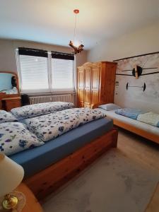 a bedroom with two twin beds in a room at A&A Urlaubswohnung Piesport in Piesport