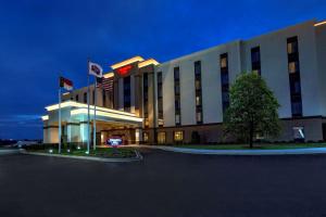 ein Hotelgebäude mit Flaggen davor in der Unterkunft Hampton Inn Dunn in Dunn