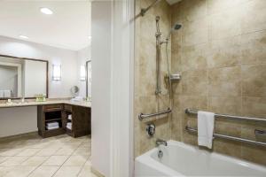 Bilik mandi di Hilton Phoenix Chandler