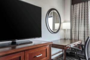 Televisyen dan/atau pusat hiburan di Hilton Phoenix Chandler